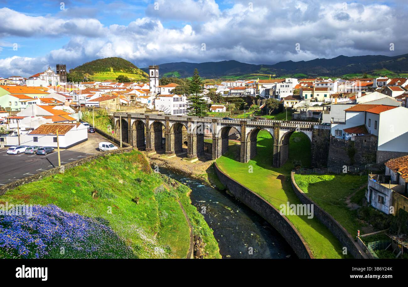 Aus der Vogelperspektive der Stadt Ribeira Grande mit historischem Aquädukt auf der Insel São Miguel, Azoren, Portugal Stockfoto