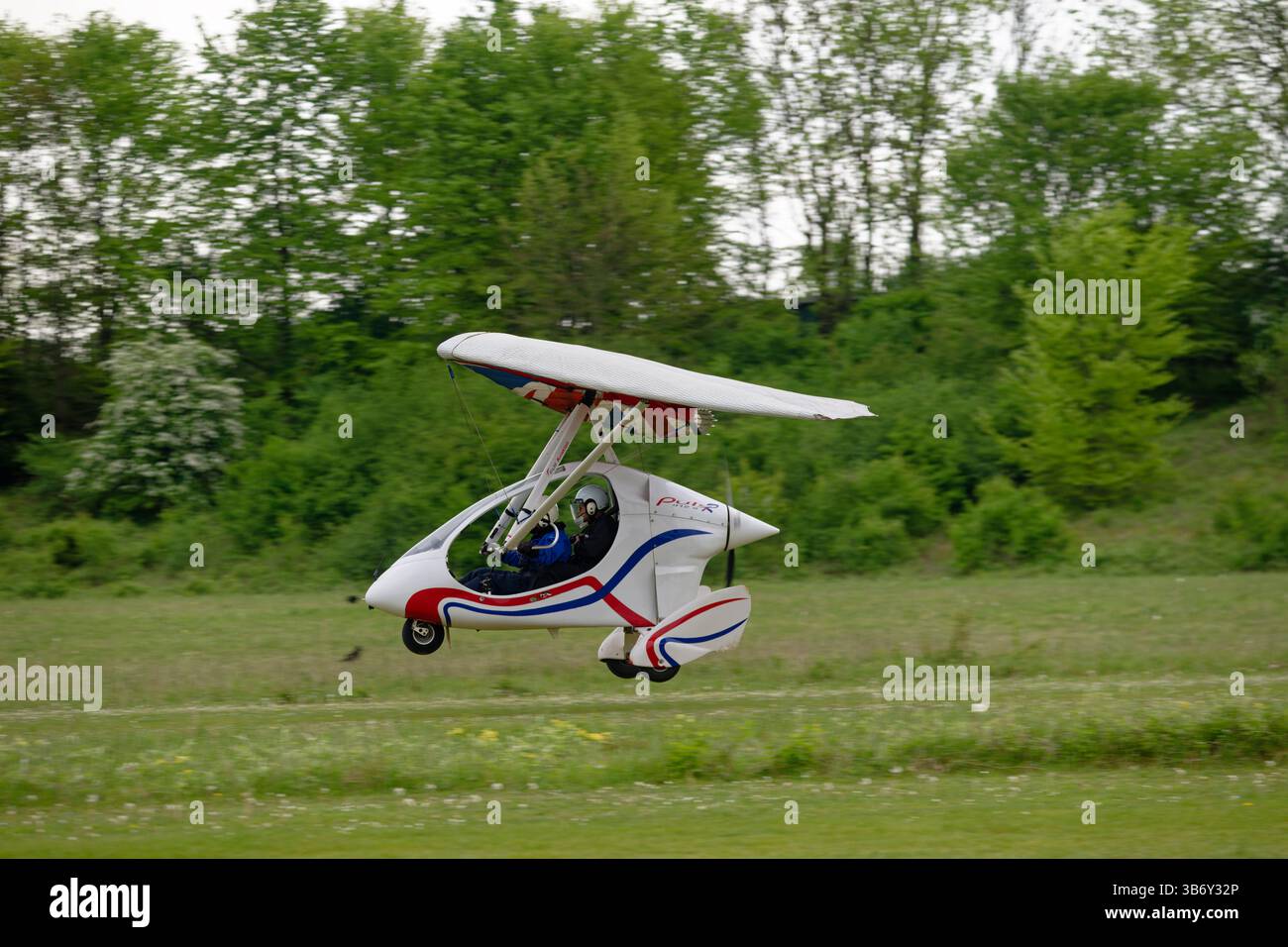 P&M Aviation PulsR Flexwing Microlight G-FFFA trifft auf dem Popham Airfield in Hampshire ein, um an der jährlichen Microloght Trade Fair teilzunehmen Stockfoto