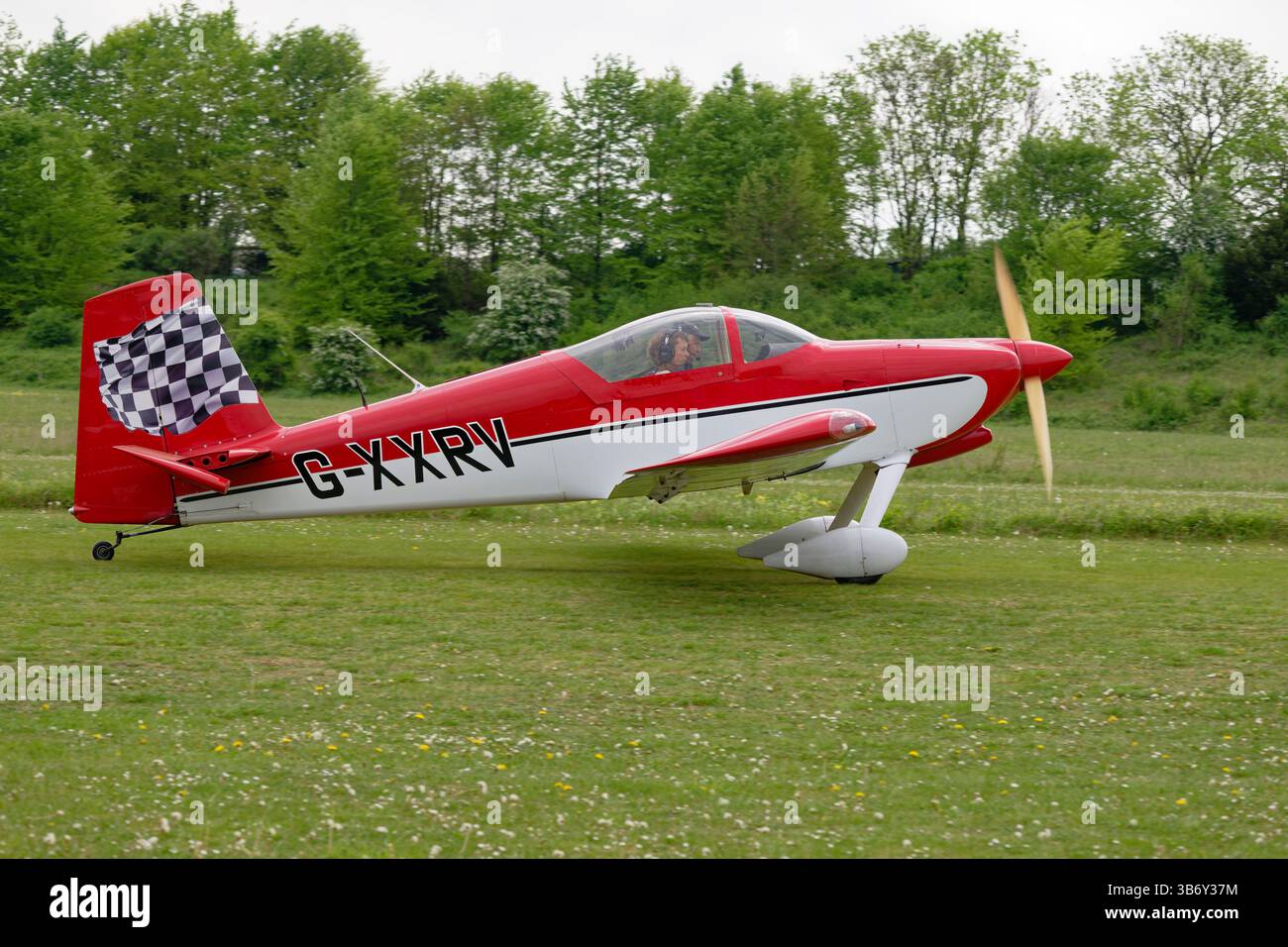 Die hübsch aussehenden Vans RV-9 Kit-Flugtaxiere fahren zum Parkplatz am Popham Airfield in Hampshire England, nachdem sie angekommen sind, um die jährliche Mikrobeleuchtung zu besuchen Stockfoto