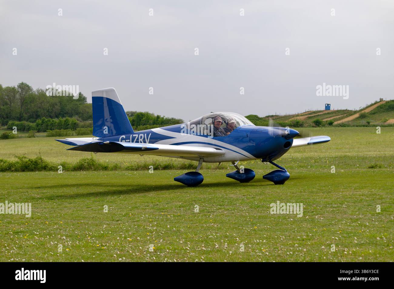 Smart Blue & White Vans RV-12 Kit Plane G-IZRV trifft auf dem Flugplatz Popham in Hampshire ein, England, um an der Microlight Trade Fair teilzunehmen Stockfoto