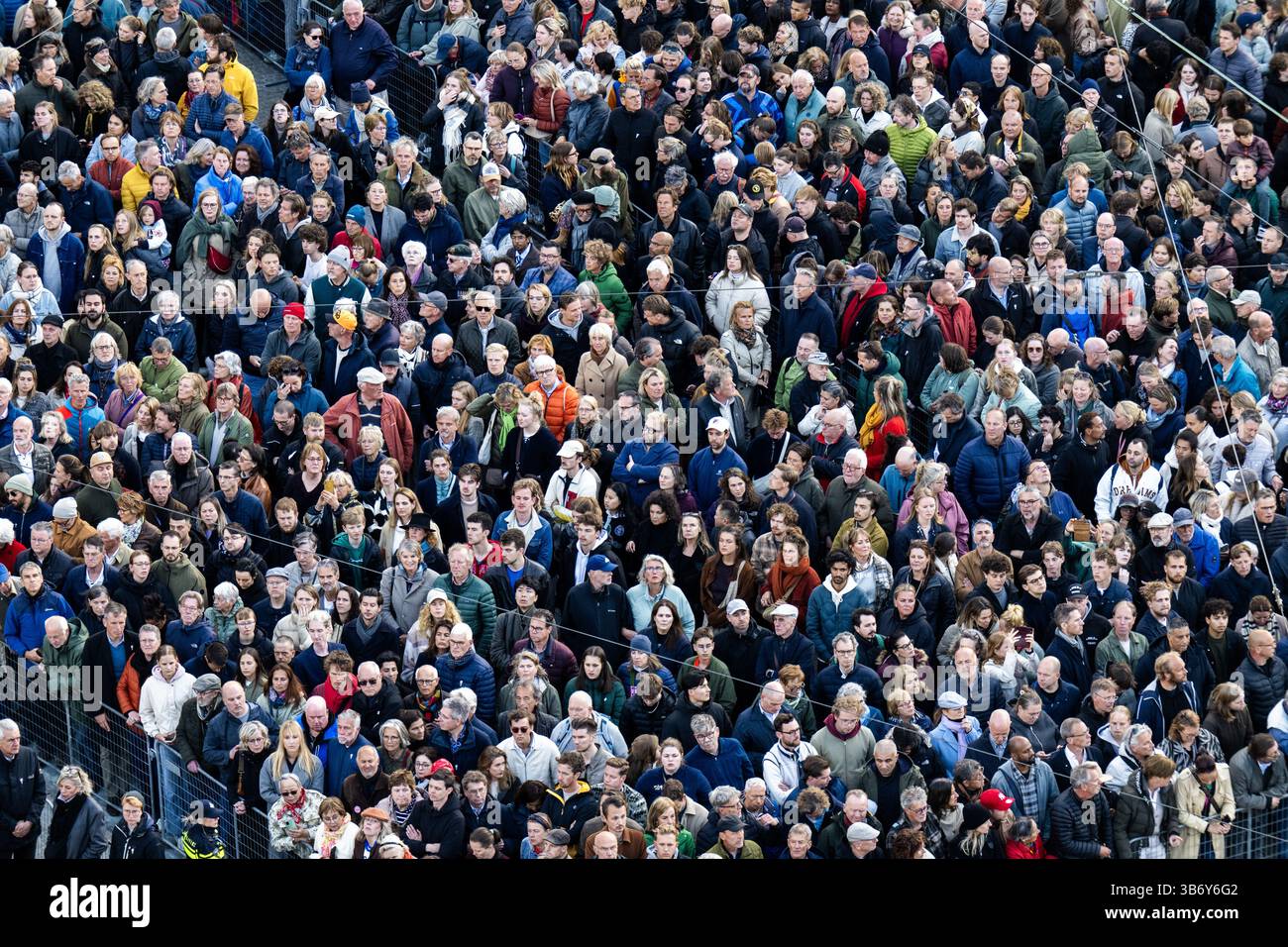 AMSTERDAM - Überblick über den Staudamm vor dem nationalen Gedenktag am Dam-Platz. Während des Nationalen Gedenktages gedenken die Niederlande an die Opfer des Zweiten Weltkriegs in Europa und Südostasien sowie an die Opfer von Kriegssituationen und Friedenssicherungseinsätzen, an denen die Niederlande beteiligt waren. ANP POOL PATRICK VAN EMST niederlande raus - belgien raus Stockfoto