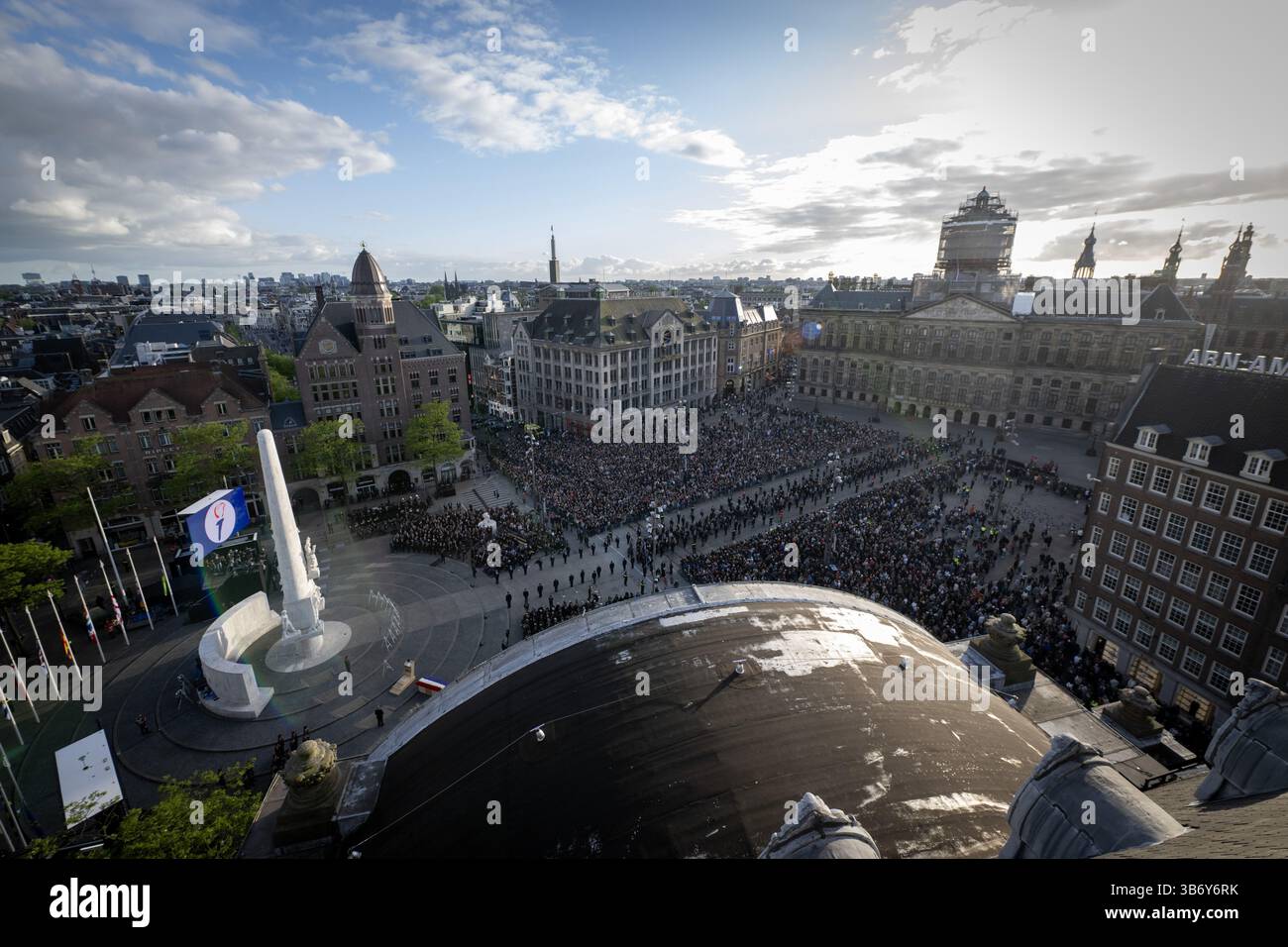 AMSTERDAM - Überblick über den Staudamm vor dem nationalen Gedenktag am Dam-Platz. Während des Nationalen Gedenktages gedenken die Niederlande an die Opfer des Zweiten Weltkriegs in Europa und Südostasien sowie an die Opfer von Kriegssituationen und Friedenssicherungseinsätzen, an denen die Niederlande beteiligt waren. ANP POOL PATRICK VAN EMST niederlande raus - belgien raus Stockfoto