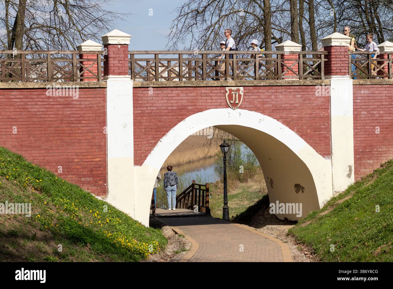 Minsk, Weißrussland - 05.04.2025 - die ersten sonnigen Tage im Freien Stockfoto