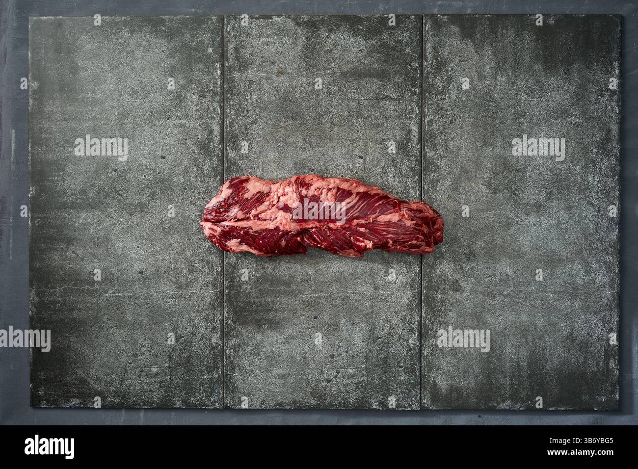Frisches rohes Rindfleisch, geschnitten auf grauer Oberfläche Stockfoto