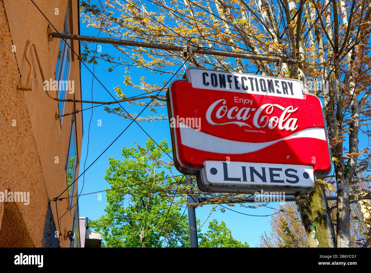 Das alte Coca-Cola-Schild außerhalb von Lines Vintage-Kleidung entlang der Main Street in Mount Pleasant, Vancouver, BC. Stockfoto