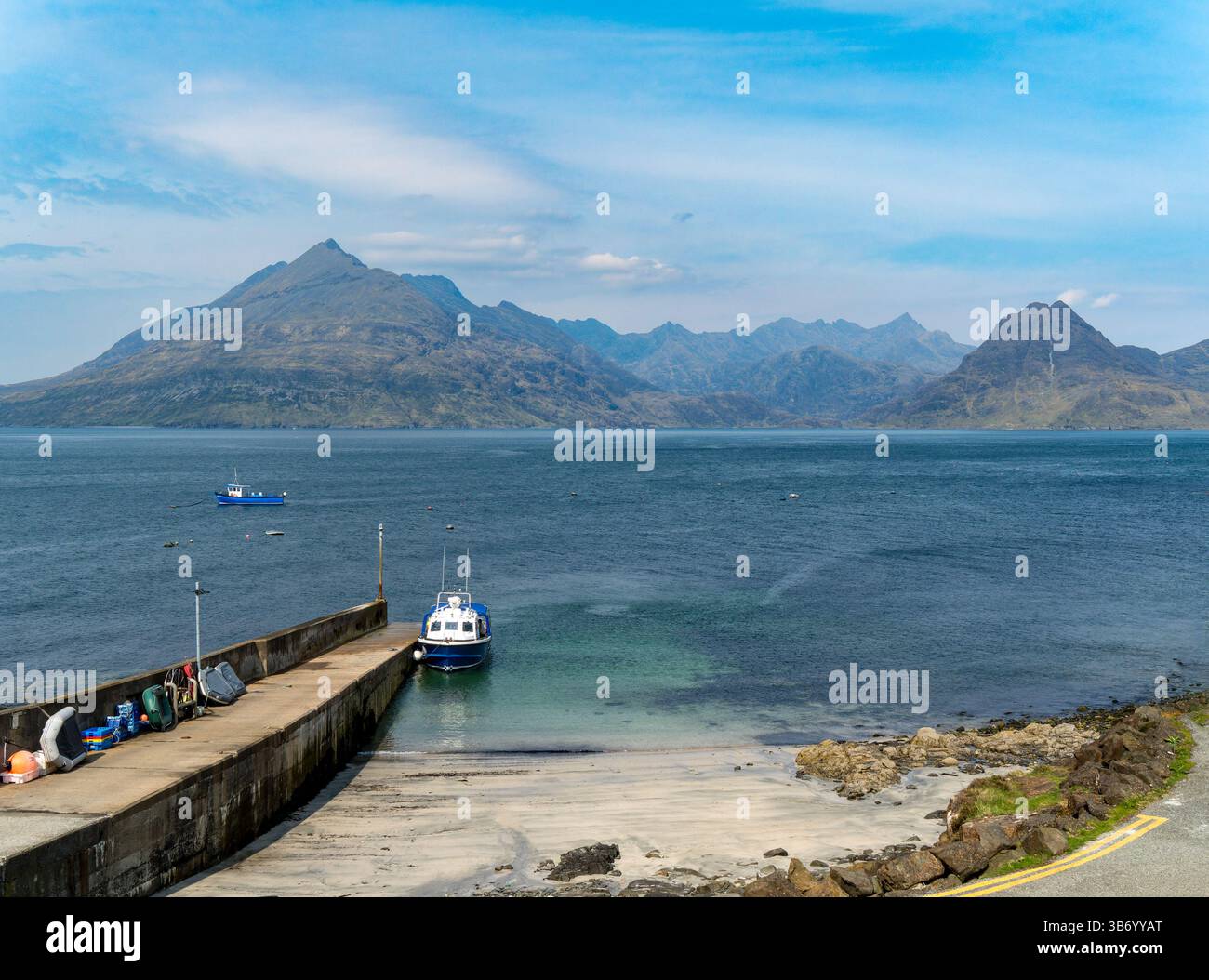 Elgol Pier und Bella Jane Vergnügungsboot mit Loch Scavaig und Cuillin Mountains dahinter an einem sonnigen Frühlingstag im April, Isle of Skye, Schottland, Großbritannien Stockfoto Elgol Pier und Bella Jane Vergnügungsboot mit Loch Scavaig und Cuillin Mountains dahinter an einem sonnigen Frühlingstag im April, Isle of Skye, Schottland, Großbritannien Stockfoto