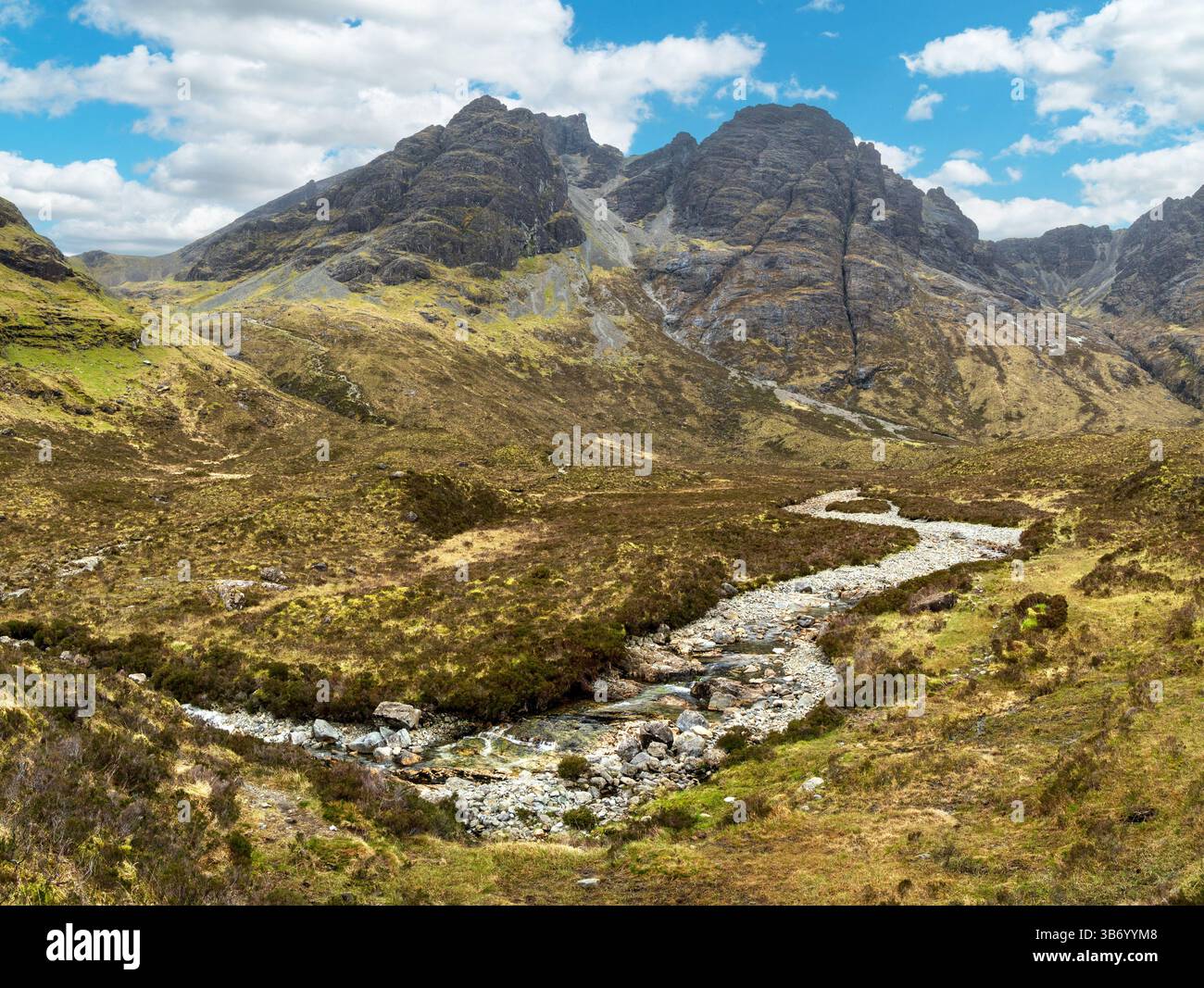 Blaven (Blabheinn, Bla Bheinn) und Clach Glas Mountains in den Black Cuillins von Skye und Allt na Dunaiche River im Mai, Skye, Schottland, Großbritannien Stockfoto