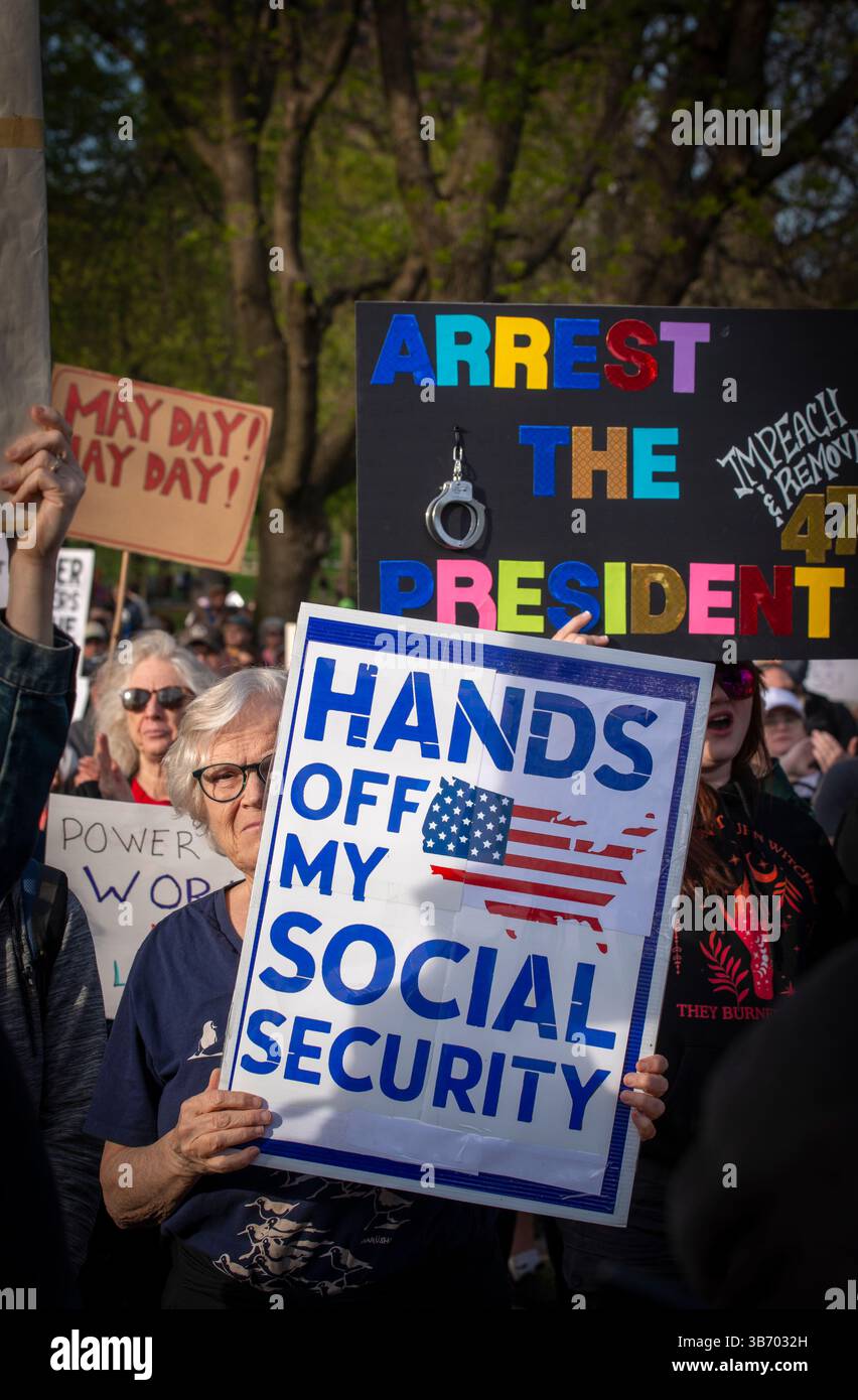 Mai Day, Boston, Massachusetts, USA. 1. Mai 2025. Mehr als 1.000 trafen sich im Zentrum von Boston auf dem Boston Common, dem ältesten Stadtpark der Vereinigten Staaten, am Mai oder am Internationalen Arbeitertag. Die 50501er-Bewegung führt zusammen mit Gewerkschaften, Studentengruppen, Lehrern und Basisorganisationen in den Vereinigten Staaten einen „nationalen Aktionstag“, der gegen die Aktionen von US-Präsident Donald Trump und Elon Musk steht. Stockfoto Mai Day, Boston, Massachusetts, USA. 1. Mai 2025. Mehr als 1.000 trafen sich im Zentrum von Boston auf dem Boston Common, dem ältesten Stadtpark der Vereinigten Staaten, am Mai oder am Internationalen Arbeitertag. Die 50501er-Bewegung führt zusammen mit Gewerkschaften, Studentengruppen, Lehrern und Basisorganisationen in den Vereinigten Staaten einen „nationalen Aktionstag“, der gegen die Aktionen von US-Präsident Donald Trump und Elon Musk steht. Stockfoto