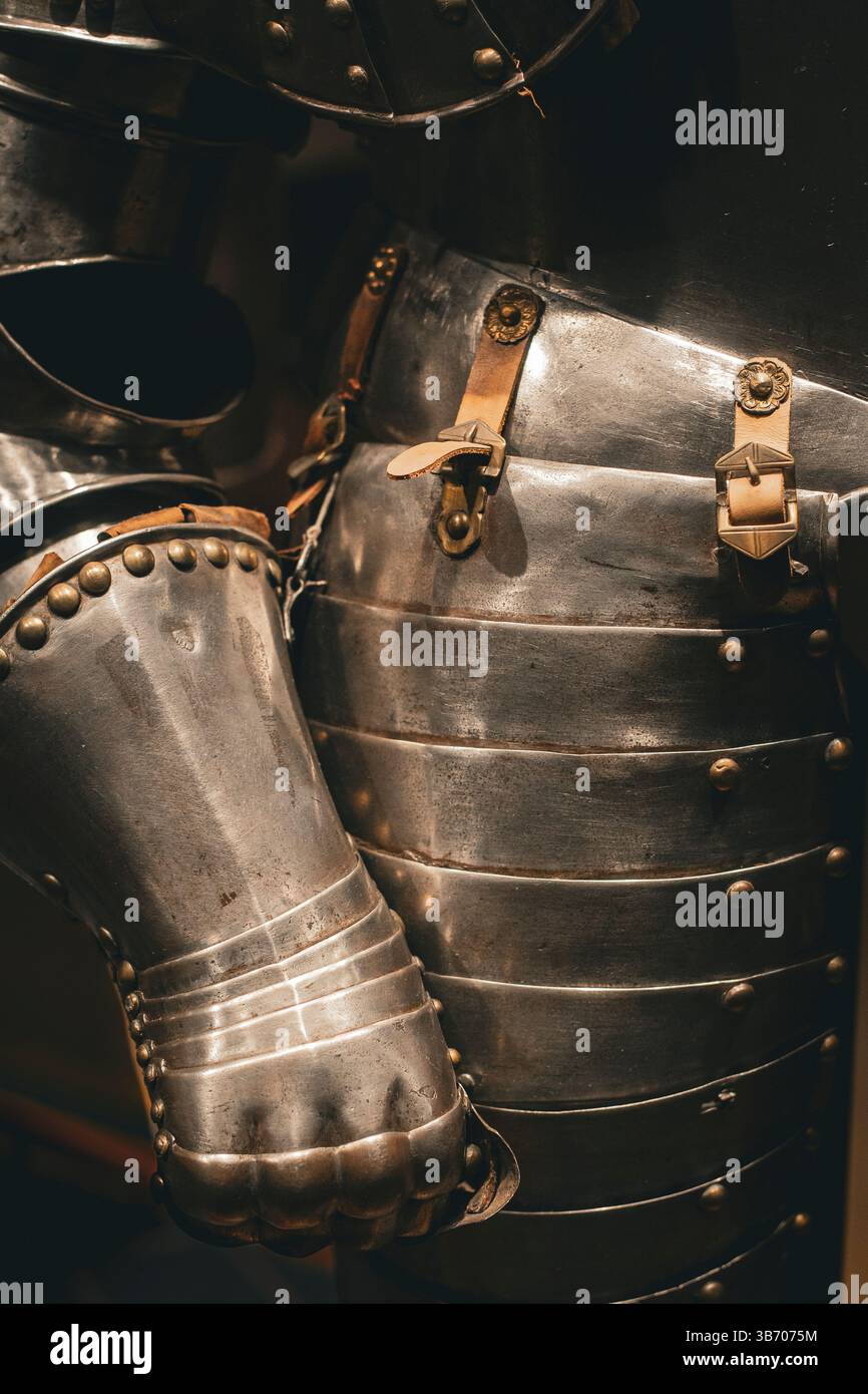 Nahaufnahme eines mittelalterlichen Rüstungshandschuhs und einer Taille mit Metallnieten und Lederriemen. Stockfoto