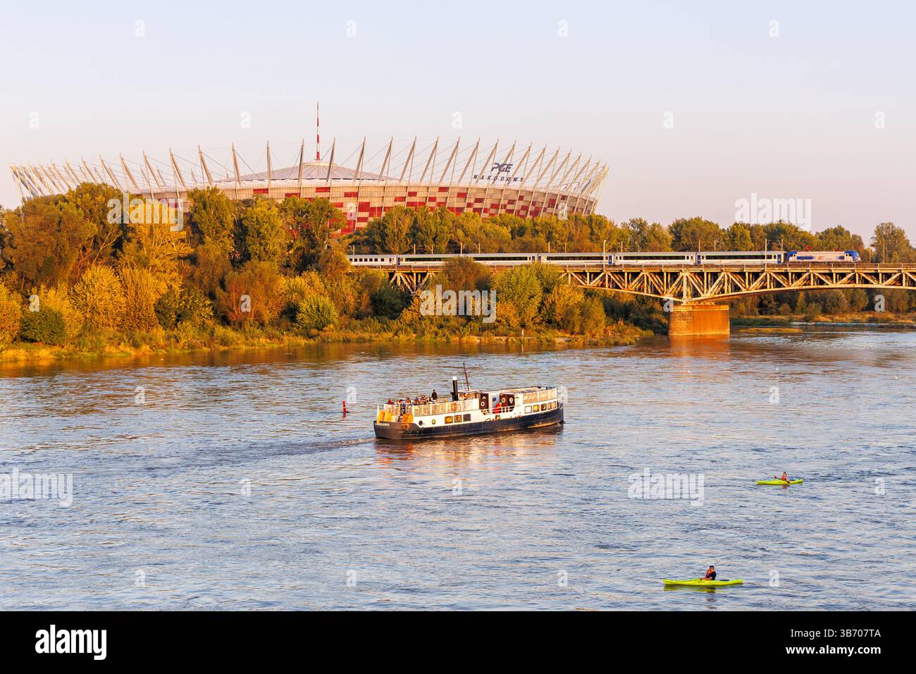 Warschau, Polen - 19. September 2024: Intercity-Personenzug der PKP im Stadion Narodowy in Warschau, Polen. Stockfoto