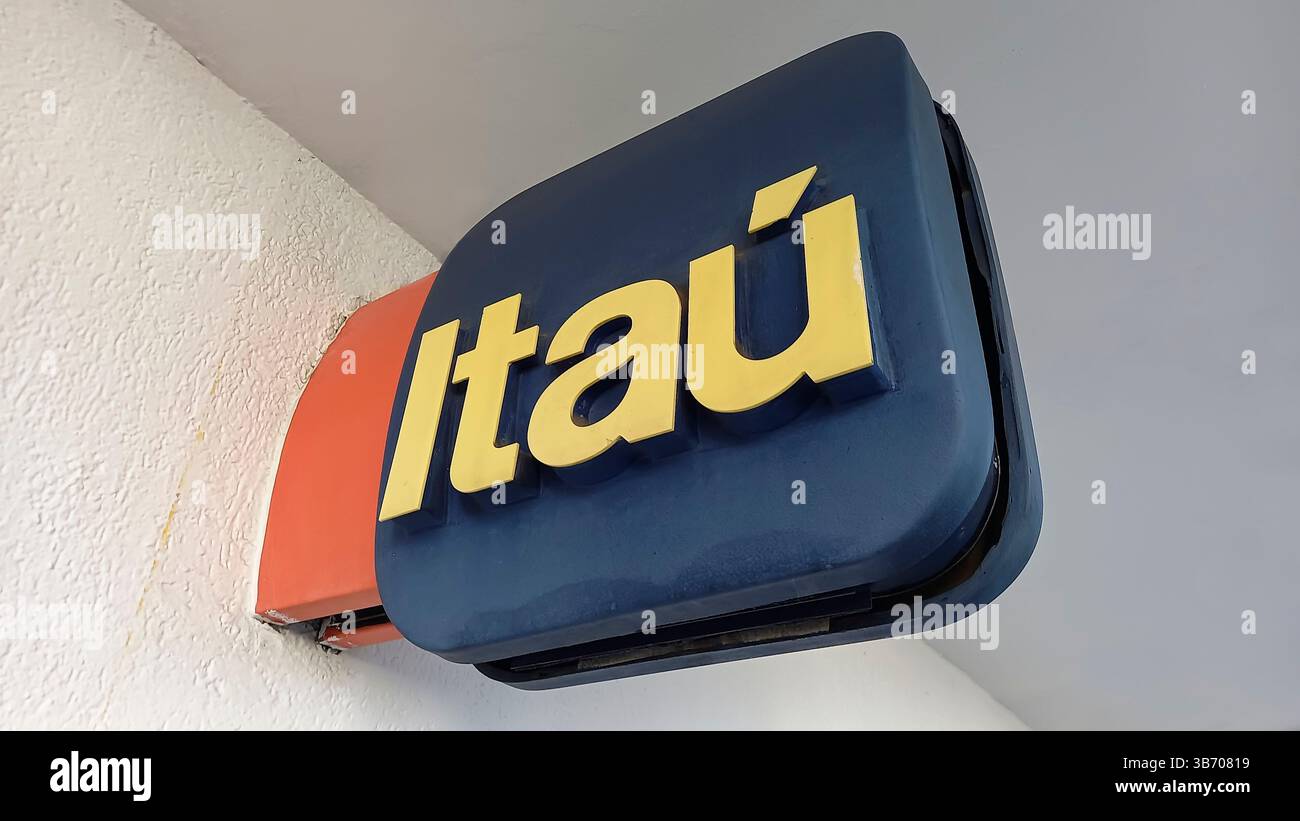 Minas Gerais, Brasilien - 8. April 2025: Bild des Itau Bank-Zeichens, das Stärke und Innovation im brasilianischen Finanzsektor symbolisiert, perfekt für Stockfoto