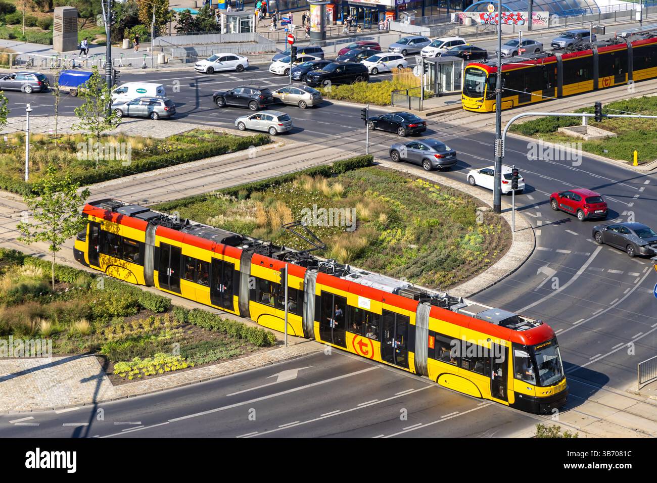 Warschau, Polen - 21. September 2024: Straßenbahnen im Stadtzentrum von Warschau, Polen. Stockfoto