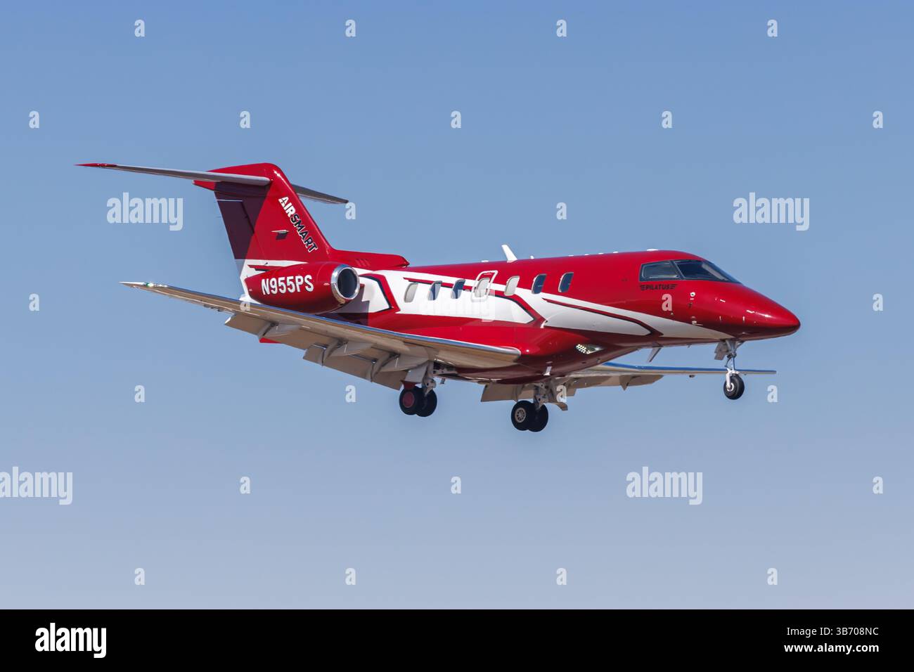 Burbank, Vereinigte Staaten - 10. Oktober 2024: Air Smart Pilatus PC-24 Flugzeug am Flughafen Burbank in den Vereinigten Staaten. Stockfoto