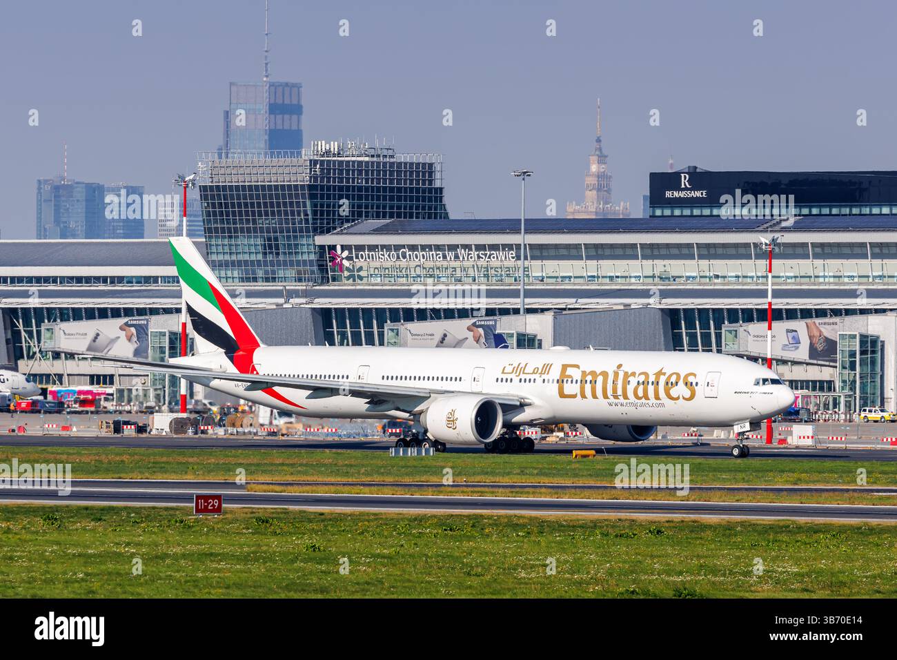 Warschau, Polen - 20. September 2024: Emirates Boeing 777-300ER auf dem Flughafen Warschau, Polen. Stockfoto