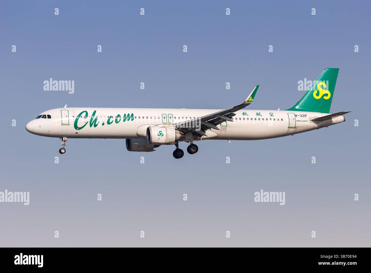 Shanghai, China - 9. April 2024: Spring Airlines Airbus A321neo am Flughafen Hongqiao in Shanghai, China. Stockfoto