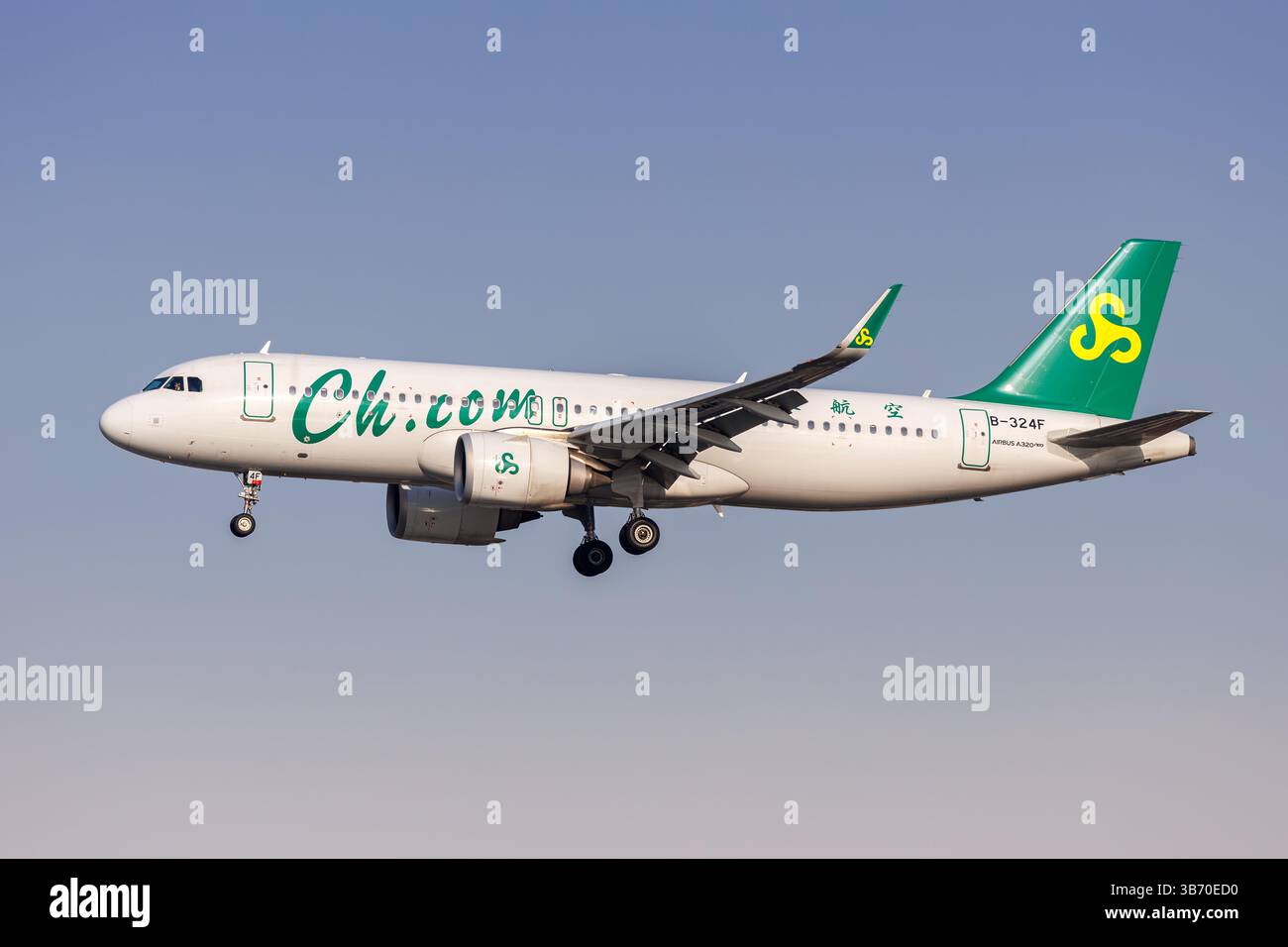 Shanghai, China - 9. April 2024: Spring Airlines Airbus A320neo am Flughafen Hongqiao in Shanghai, China. Stockfoto