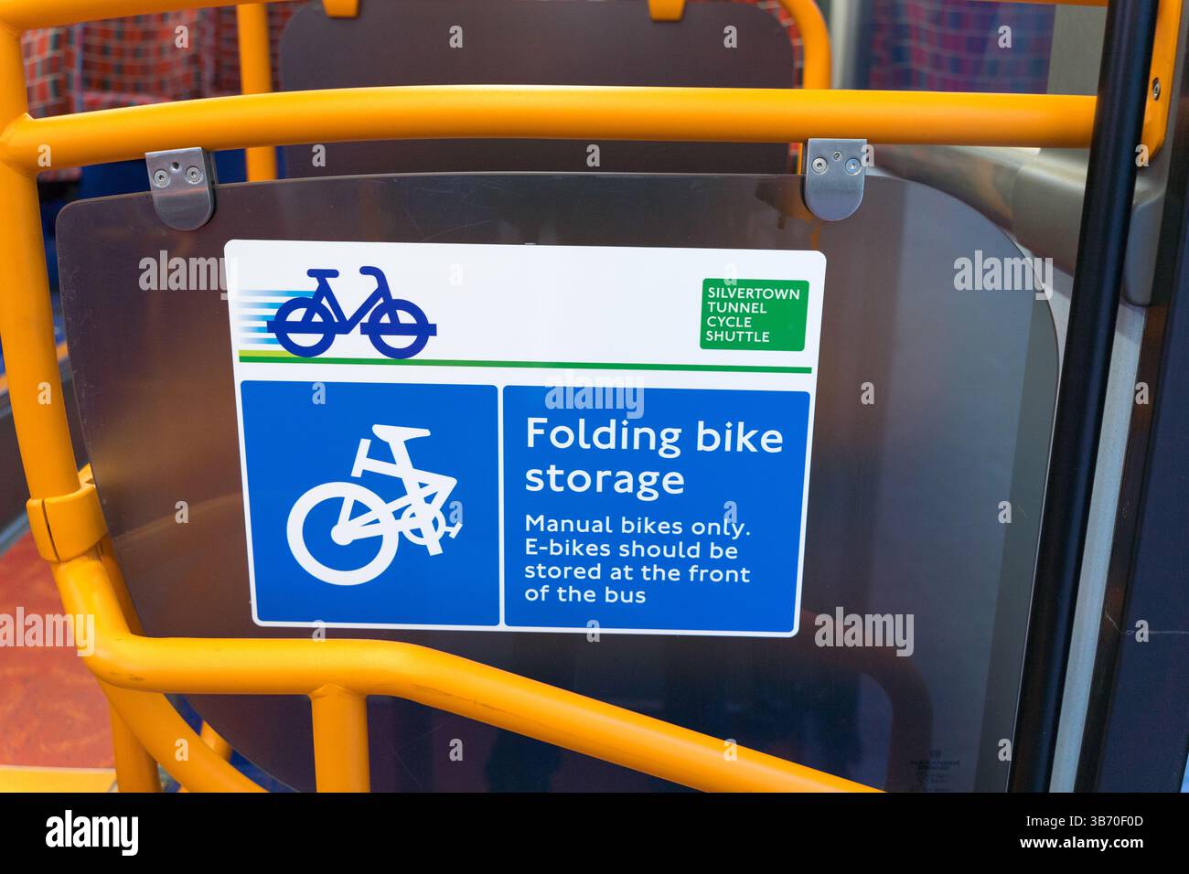 Beschilderung des Folder Bike Storage im Cycle Shuttle Bus in Betrieb zwischen North Greenwich Halbinsel und Silvertown in Newham, überquert den Flusstunnel. Stockfoto