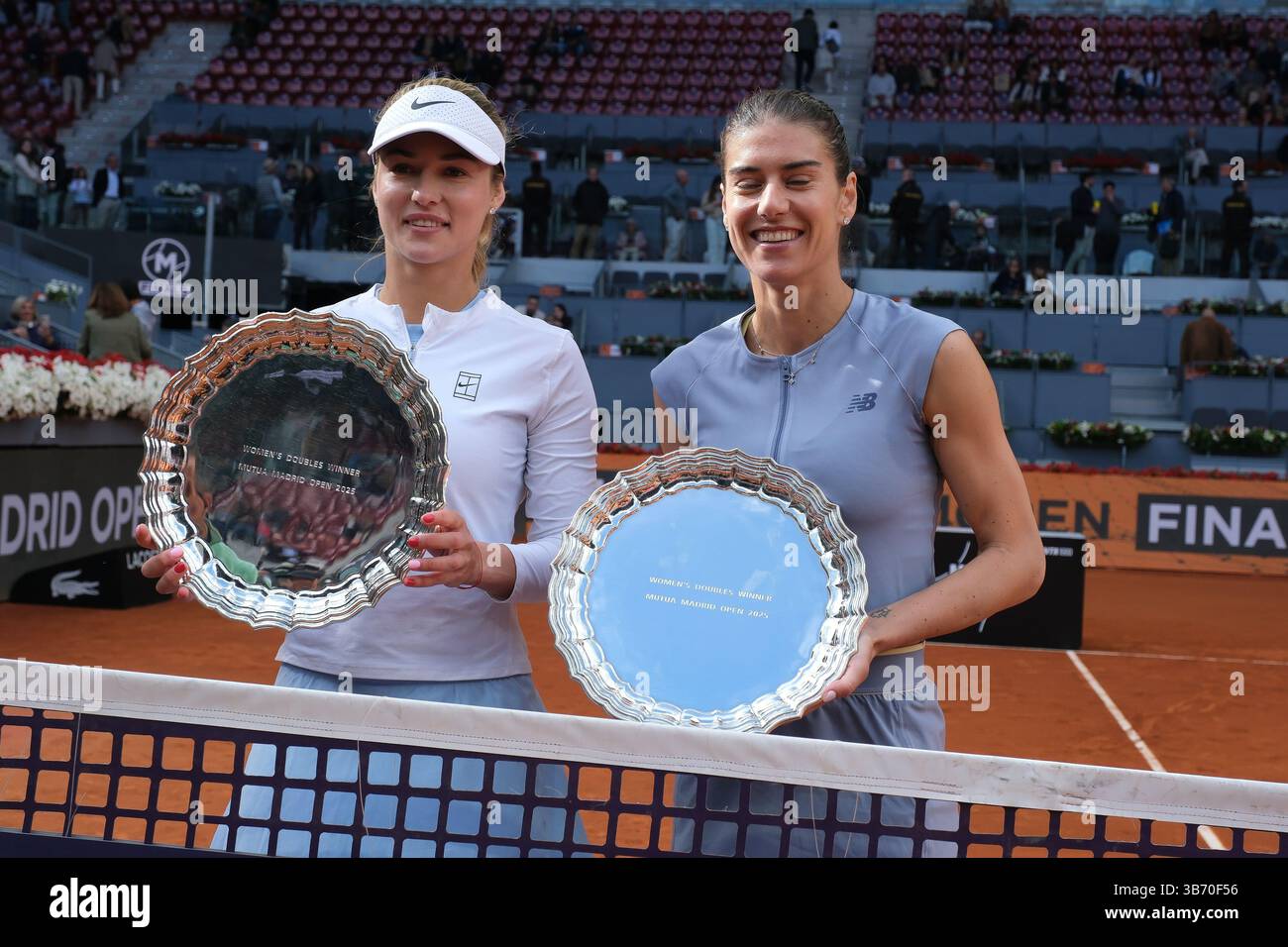 Anna Kalinskaya und Sorana Cirstea aus Rumänien nach dem Gewinn des Women Double’s Final der Mutua Madrid Open 2025 wurde WTA im Mai in Caja Magica gefeiert Stockfoto