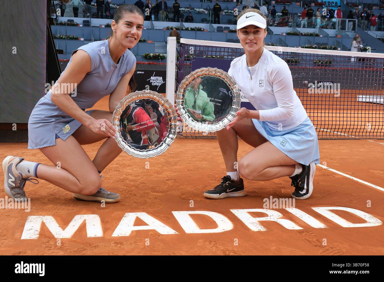 Anna Kalinskaya und Sorana Cirstea aus Rumänien nach dem Gewinn des Women Double’s Final der Mutua Madrid Open 2025 wurde WTA im Mai in Caja Magica gefeiert Stockfoto