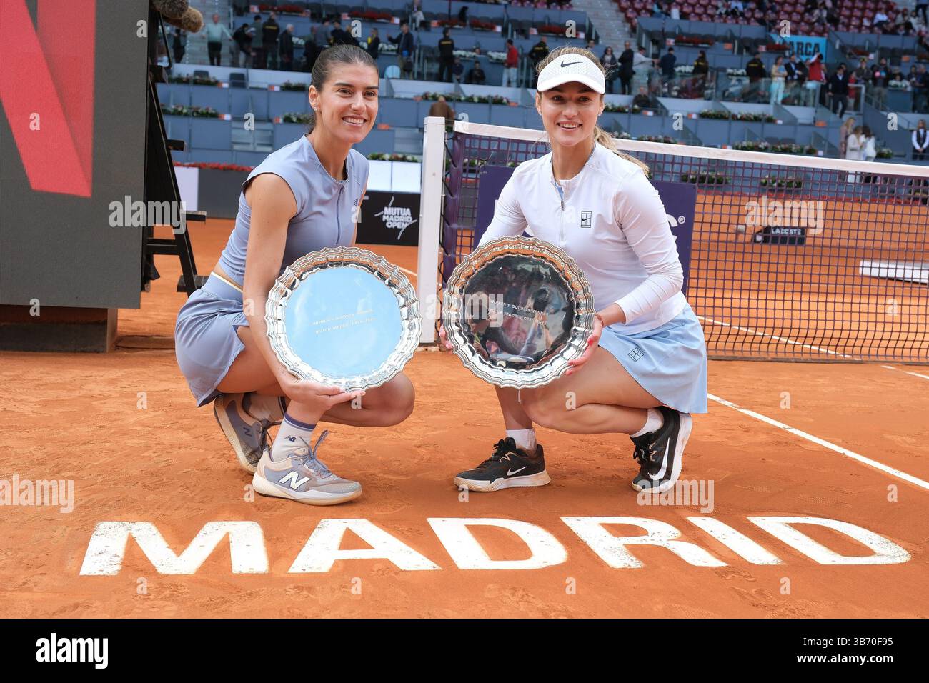 Anna Kalinskaya und Sorana Cirstea aus Rumänien nach dem Gewinn des Women Double’s Final der Mutua Madrid Open 2025 wurde WTA im Mai in Caja Magica gefeiert Stockfoto