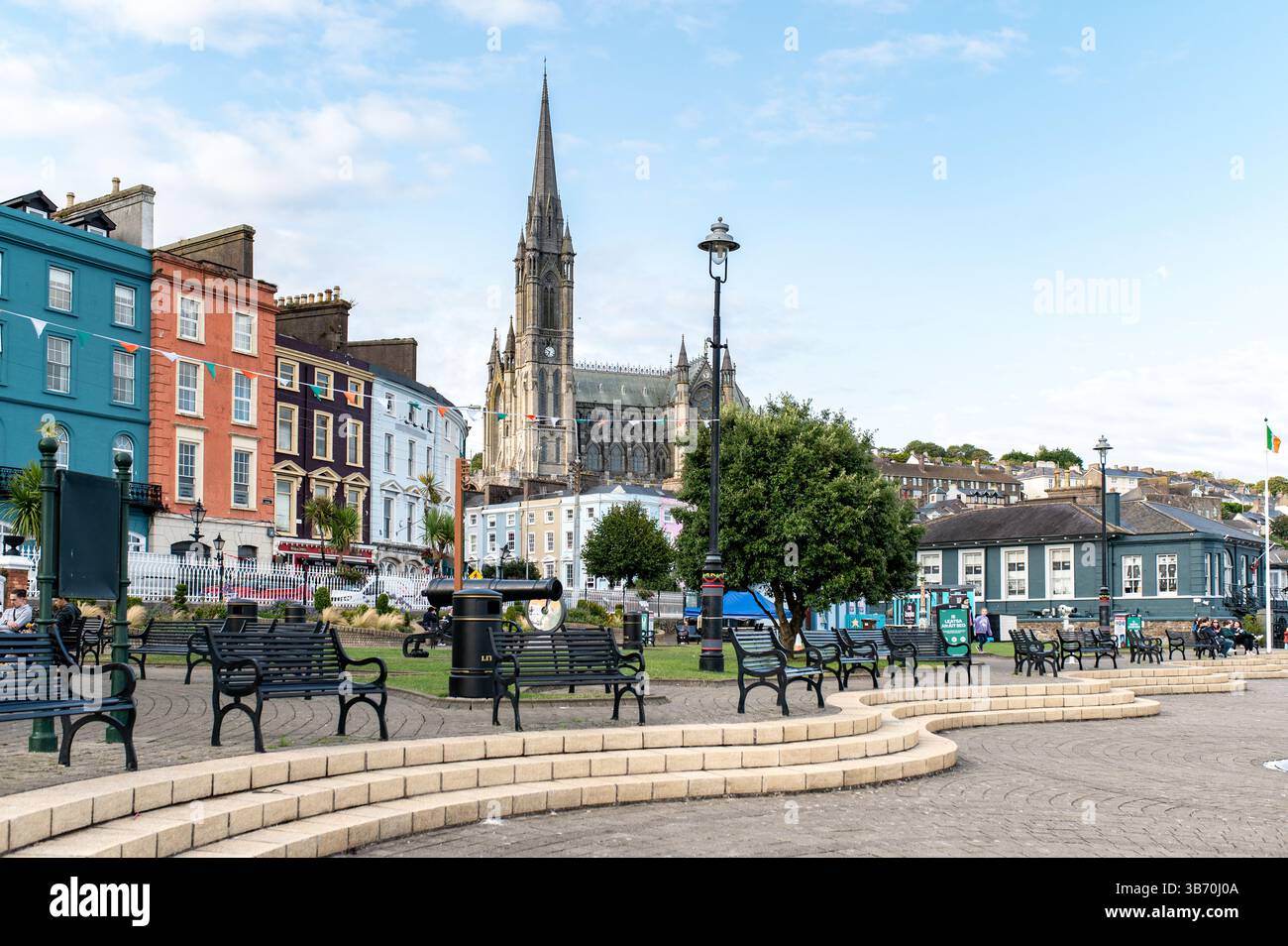 Blick auf das farbenfrohe Stadtzentrum von Cobh, Irland, mit der St. Colman's Cathedral im Hintergrund. Stockfoto
