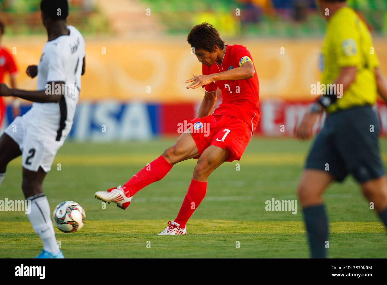 Der südkoreanische Teamchef Koo Ja-cheol schießt am 9. Oktober 2009 im Mubarak-Stadion in Suez (Ägypten) den Ball gegen Ghana während eines Viertelfinales der FIFA U-20-Weltmeisterschaft 2009. Nur redaktionelle Verwendung. Kein Pushing auf die Nutzung mobiler Geräte. Kommerzielle Nutzung verboten. (Foto: Jonathan Paul Larsen / Diadem Images) Stockfoto