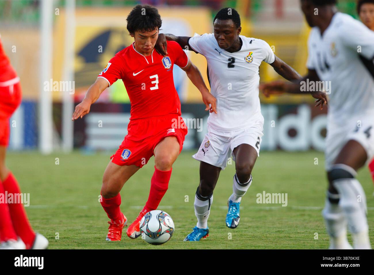 Kim Min-woo aus Südkorea (3) kontrolliert den Ball gegen Samuel Inkoom aus Ghana (2) während eines Viertelfinalspiels der FIFA U-20-Weltmeisterschaft 2009 im Mubarak-Stadion am 9. Oktober 2009 in Suez, Ägypten. Nur redaktionelle Verwendung. Kein Pushing auf die Nutzung mobiler Geräte. Kommerzielle Nutzung verboten. (Foto: Jonathan Paul Larsen / Diadem Images) Stockfoto