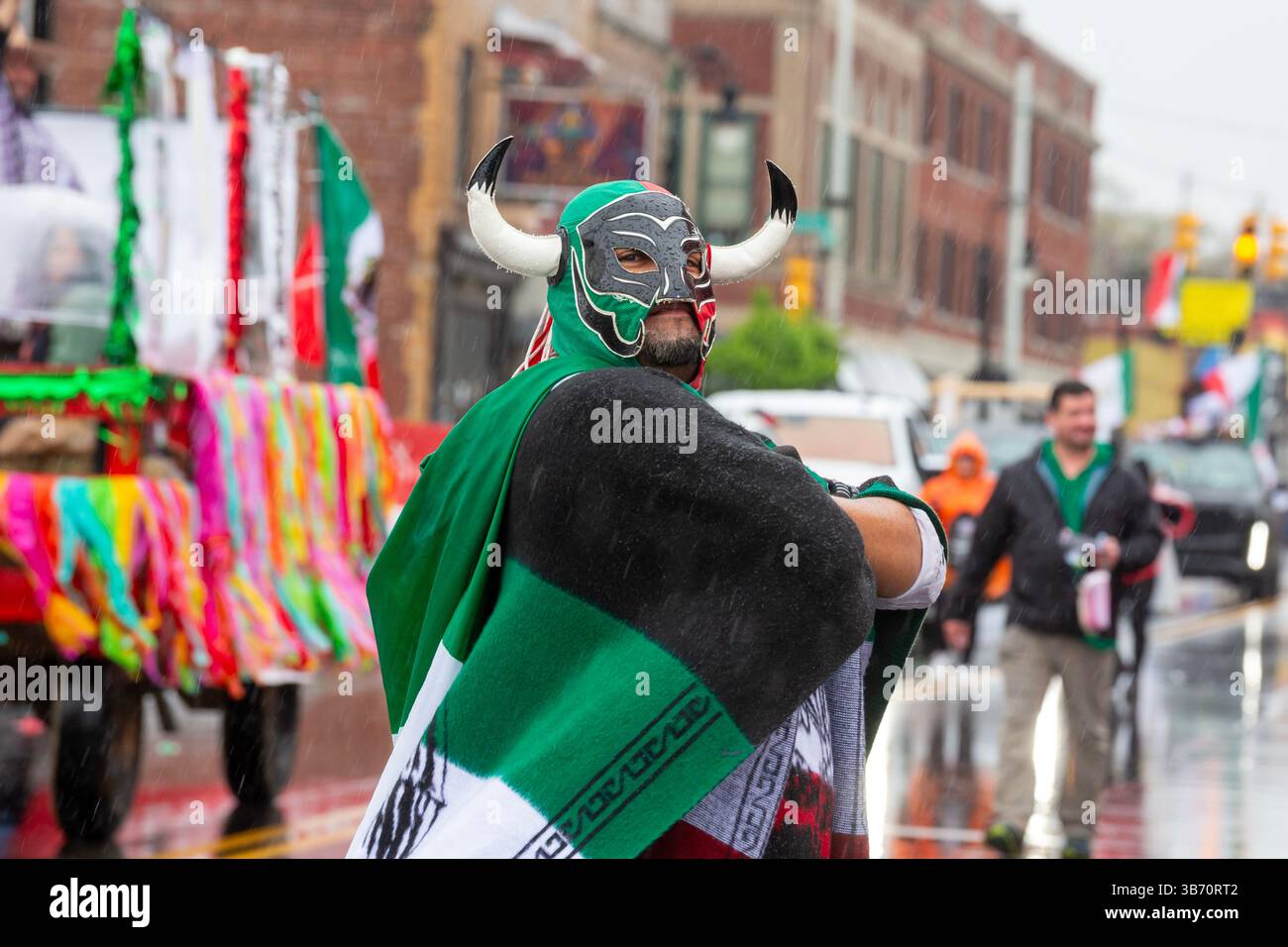 Detroit, Michigan, USA. Mai 2025. Die jährliche Cinco de Mayo Parade fand an einem regnerischen Frühlingstag im Südwesten Detroits statt. Quelle: Jim West/Alamy Live News Stockfoto