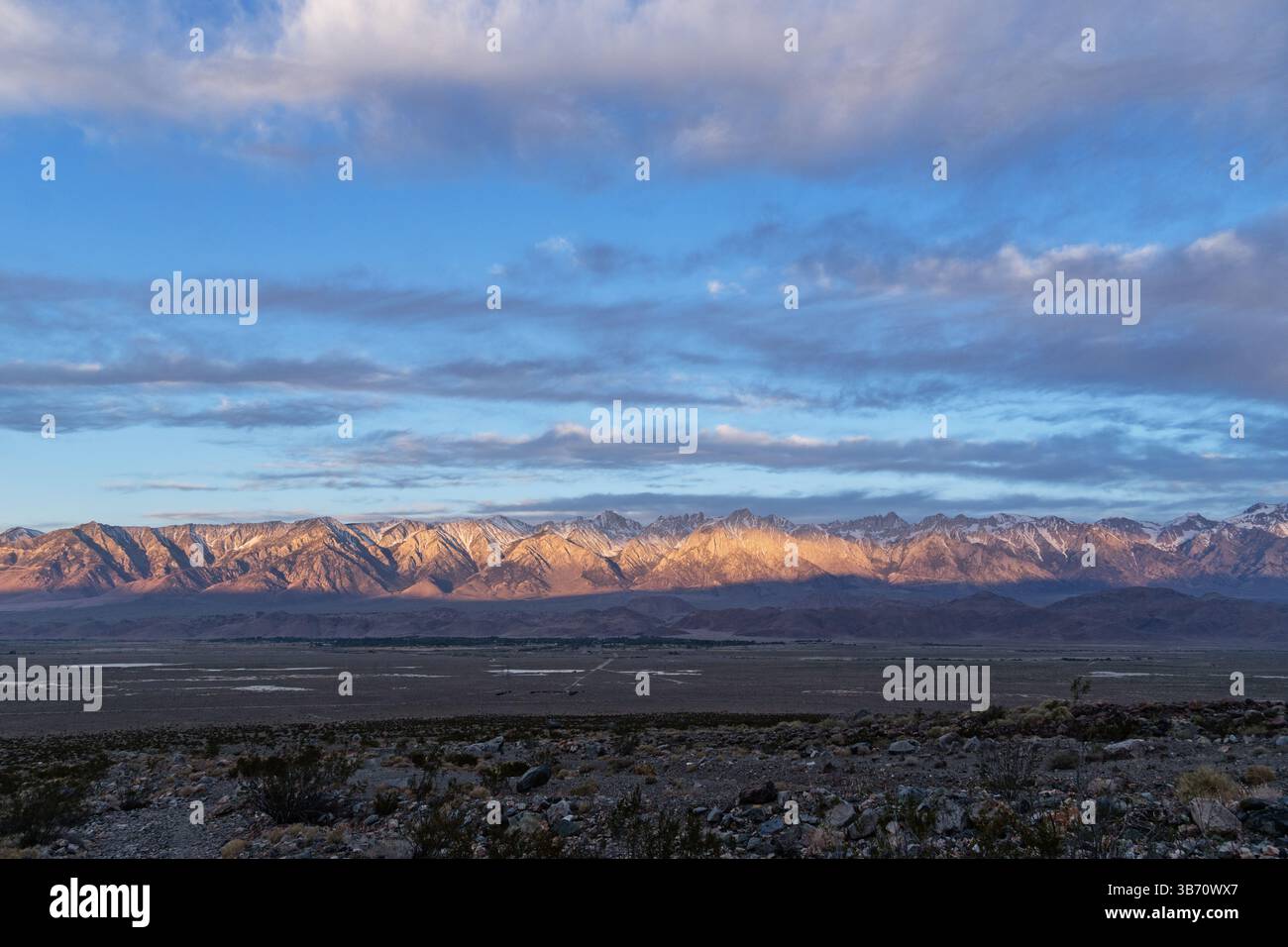Die Berge der sierra nevada und die Alabama Hills und Lone Pine California aus dem Owens Valley nach Sonnenaufgang Stockfoto