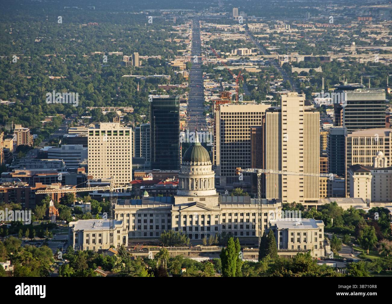 Blick vom Ensign Downs Park mit dem Utah State Capitol und der State Street Stockfoto