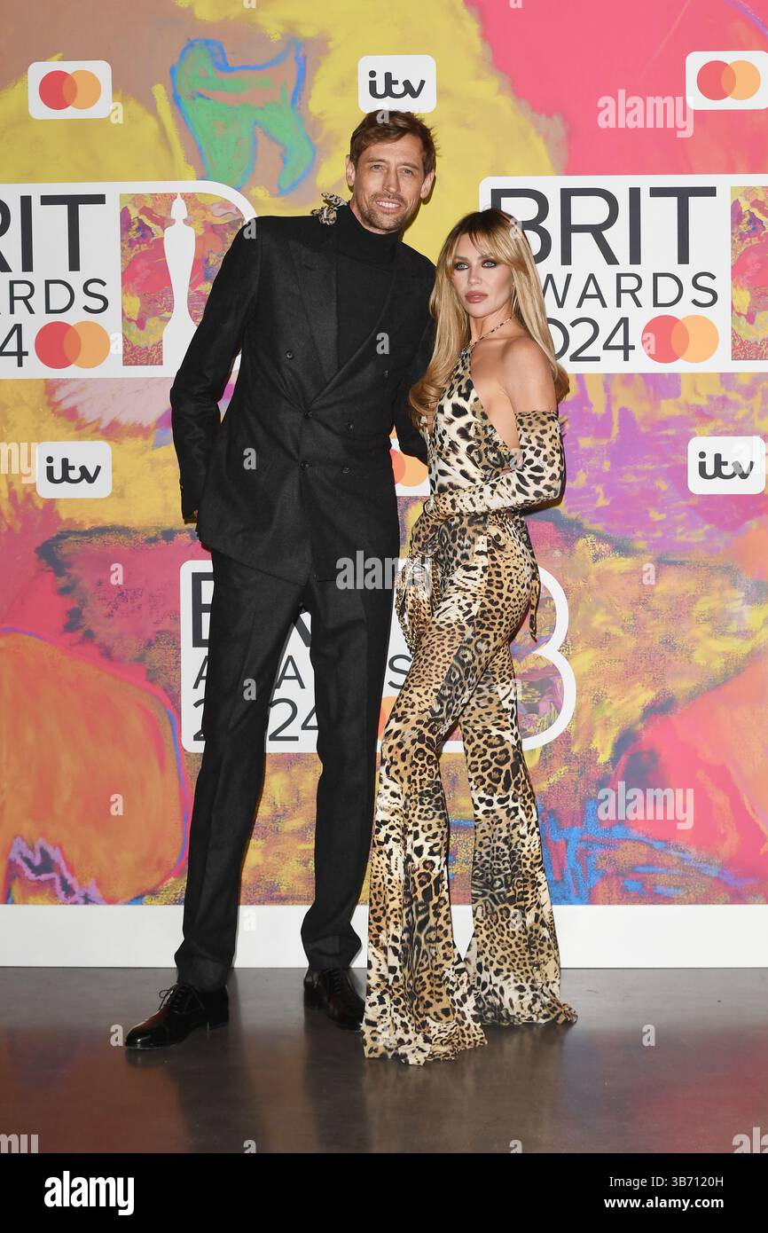 LONDON, ENGLAND - 02. MÄRZ: Peter Crouch und Abbey Clancy nehmen an den BRIT Awards 2024 im Magazin Greenwich am 02. März 2024 in London, England CAP/MAR ©MAR/Capital Pictures Teil Stockfoto