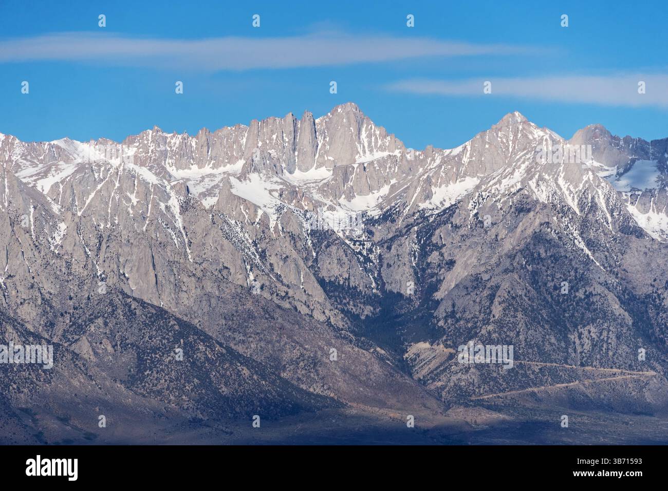 Mount Whitney ist der höchste Gipfel in den angrenzenden Vereinigten Staaten von Amerika aus gesehen vom Owens Valley in den Inyo Mountains Stockfoto