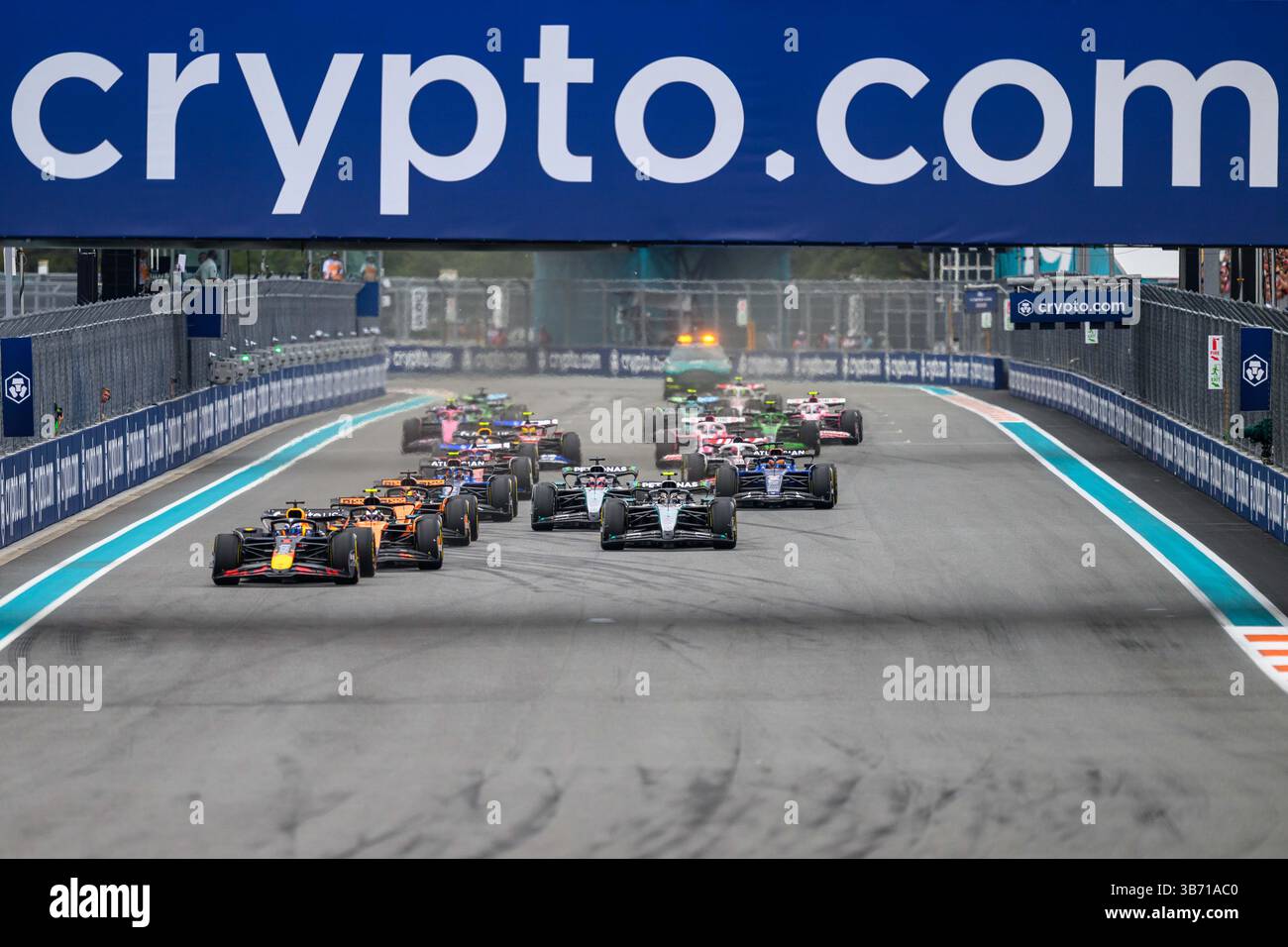 Miami, Florida, USA. Mai 2025; Miami International Autodrome, Miami, Florida, USA; Formel 1 Crypto.com Grand Prix 2025 von Miami; Renntag; Max Verstappen aus den Niederlanden fuhr das Nummer 1 Oracle Red Bull Racing-Auto in Führung zu Beginn des Rennens. Beschreibung: Action Plus Sports Images/Alamy Live News Stockfoto
