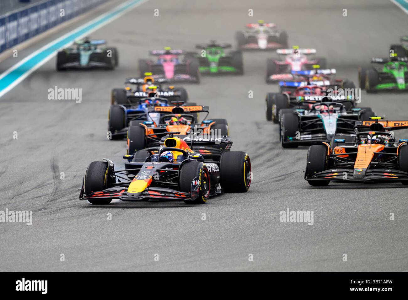 Miami, Florida, USA. Mai 2025; Miami International Autodrome, Miami, Florida, USA; Formel 1 Crypto.com Grand Prix 2025 von Miami; Renntag; Max Verstappen aus den Niederlanden fuhr das Nummer 1 Oracle Red Bull Racing-Auto in Führung zu Beginn des Rennens. Beschreibung: Action Plus Sports Images/Alamy Live News Stockfoto