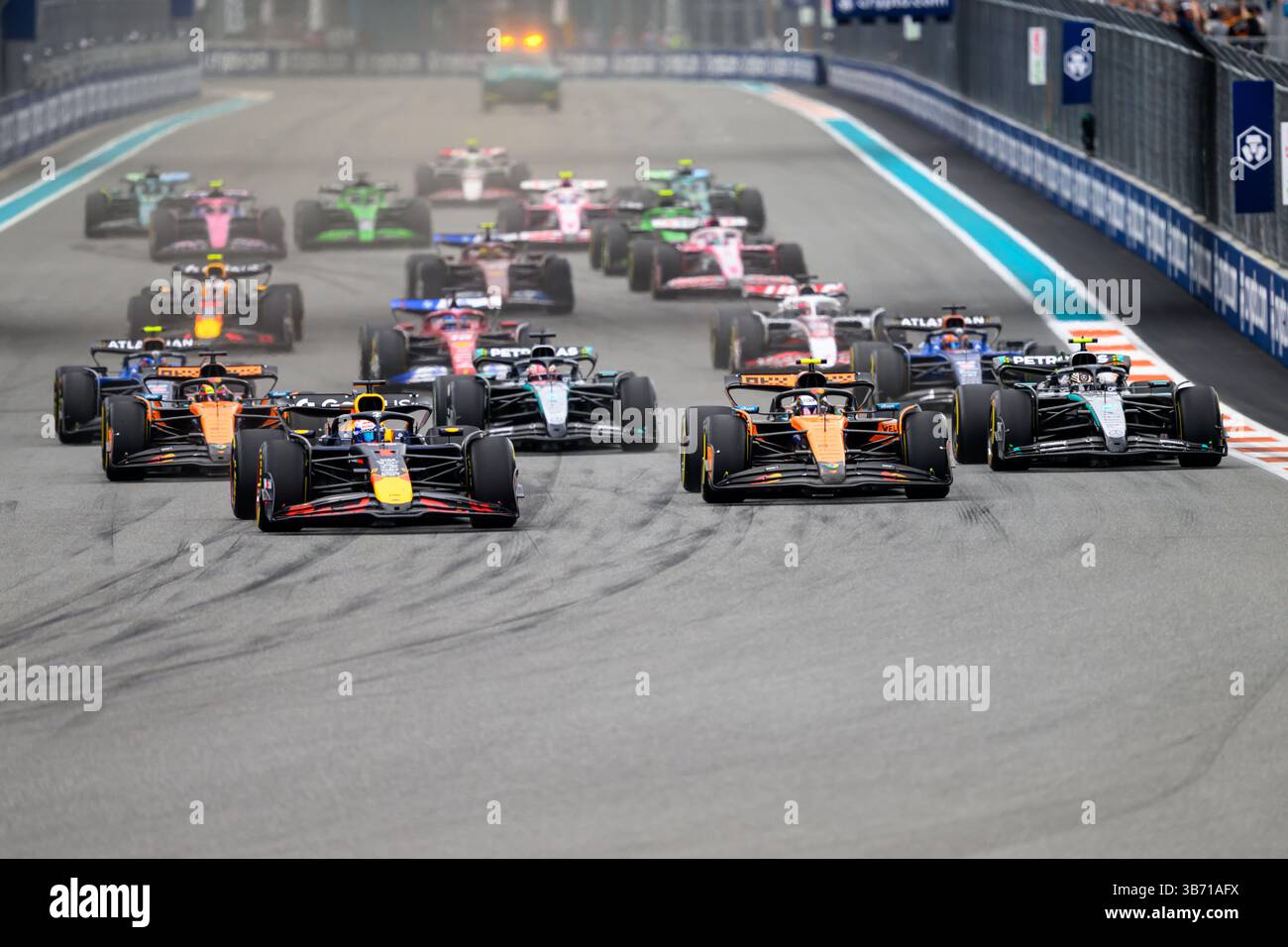 Miami, Florida, USA. Mai 2025; Miami International Autodrome, Miami, Florida, USA; Formel 1 Crypto.com Grand Prix 2025 von Miami; Renntag; Max Verstappen aus den Niederlanden fuhr das Nummer 1 Oracle Red Bull Racing-Auto in Führung zu Beginn des Rennens. Beschreibung: Action Plus Sports Images/Alamy Live News Stockfoto