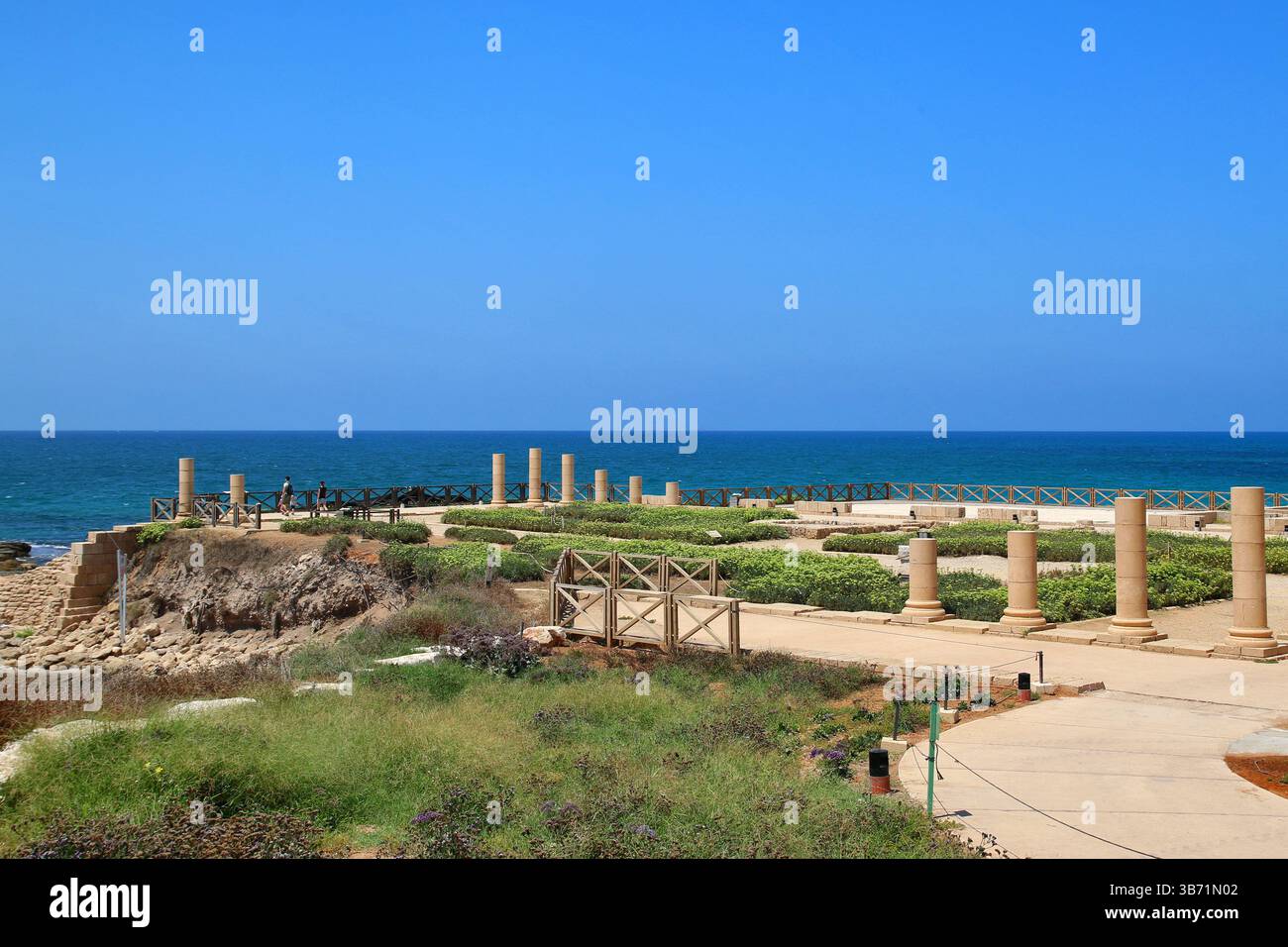 Panoramablick auf die römischen Ruinen und Säulen im Caesarea Maritima Nationalpark, Israel, mit dem Mittelmeer im Hintergrund. Stockfoto