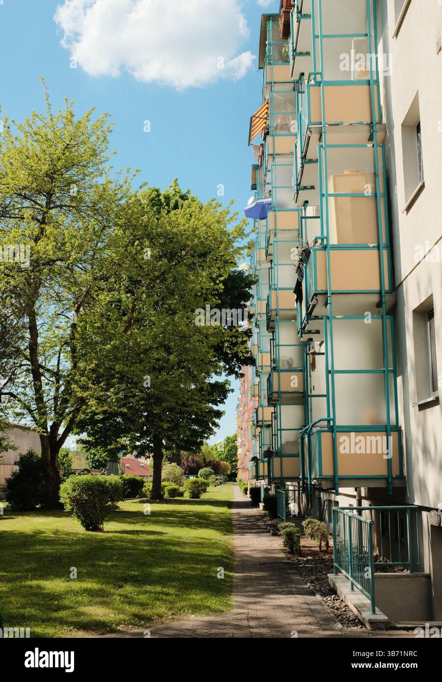 Moderne Wohn- und Institutionengebäude unter klarem blauem Himmel mit Bäumen und Schatten im Frühlingssonnenlicht. Hochwertige Fotos Stockfoto