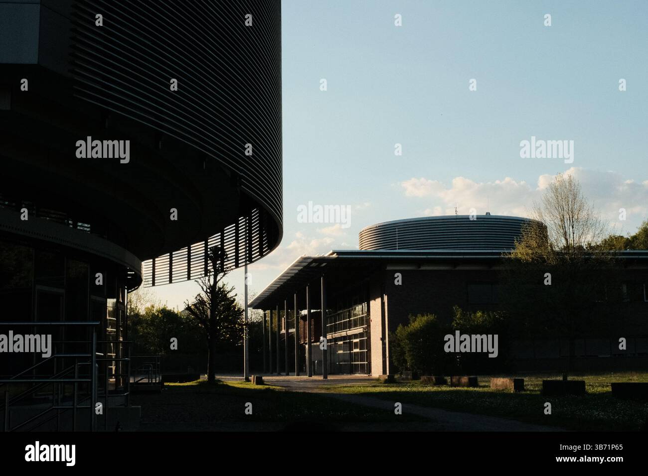 Moderne Wohn- und Institutionengebäude unter klarem blauem Himmel mit Bäumen und Schatten im Frühlingssonnenlicht. Hochwertige Fotos Stockfoto