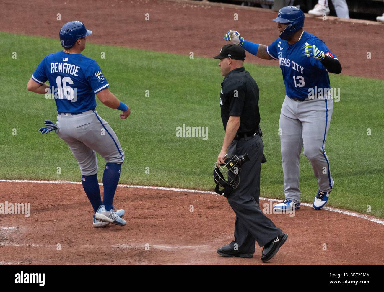 Baltimore, USA. Mai 2025. BALTIMORE, MD – 04. MAI: Kansas City Royals Outfield Hunter Renfroe (16) und Catcher Salvador Perez (13) freuen sich über ein Doppelspiel im Heimlauf während eines MLB-Spiels zwischen den Baltimore Orioles und den Kansas City Royals am 4. Mai 2025 im Oriole Park at Camden Yards in Baltimore, Maryland. (Foto: Tony Quinn/SipaUSA) Credit: SIPA US/Alamy Live News Stockfoto