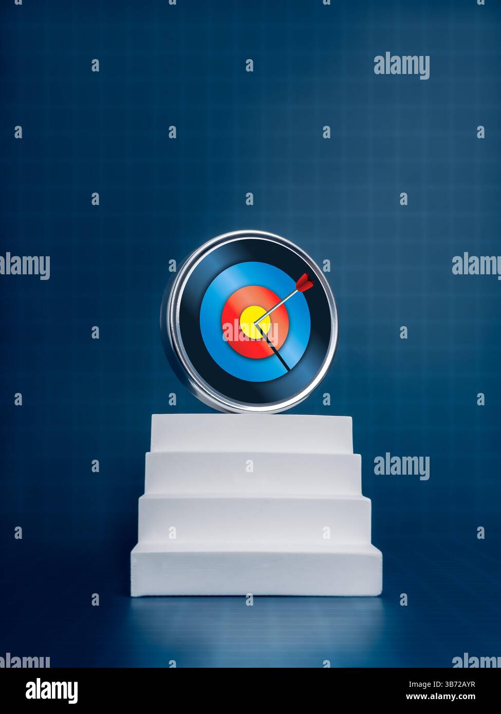 3D rundes Metall-Zielsymbol auf der modernen geometrischen weißen Treppe auf blauem Gitternetzwerk Hintergrund, vertikaler Stil. Geschäftsziel, Wachstumsprozess, p Stockfoto