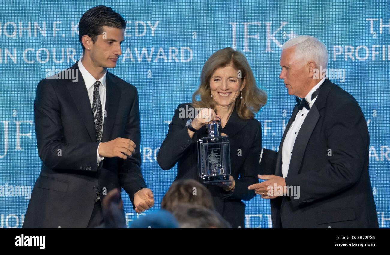 Boston, Massachusetts, USA. 5. Mai 2025 Boston, Massachusetts, Vereinigte Staaten. Der ehemalige Vizepräsident Mike Pence erhielt am 5. Mai 2025 den ÒProfiles in CourageÓ Award in der John F. Kennedy Library in Boston, Massachusetts, von Botschafterin Caroline Kennedy und ihrem Sohn Jack Schlossberg. Quelle: Rick Friedman/Alamy Live News Stockfoto Boston, Massachusetts, USA. 5. Mai 2025 Boston, Massachusetts, Vereinigte Staaten. Der ehemalige Vizepräsident Mike Pence erhielt am 5. Mai 2025 den ÒProfiles in CourageÓ Award in der John F. Kennedy Library in Boston, Massachusetts, von Botschafterin Caroline Kennedy und ihrem Sohn Jack Schlossberg. Quelle: Rick Friedman/Alamy Live News Stockfoto