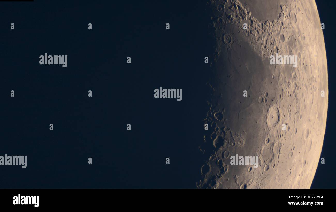 Das hochauflösende Banner zeigt die Kraterregion des Mondsichelterminators. Astrofotografie durch Teleskop, Aufnahme der unteren Mondgliedmaßen mit dem Abschlussball Stockfoto