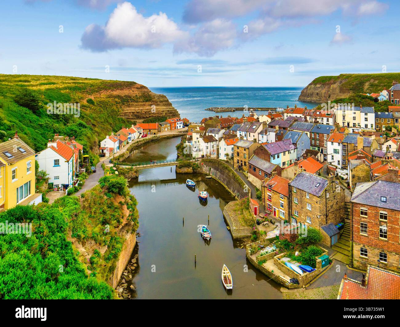 Staithes, North Yorkshire, Großbritannien. Früher ein Fischerdorf, ist Staithes heute hauptsächlich eine Touristenstadt, wobei die Hütten als Unterkunft genutzt werden. Stockfoto
