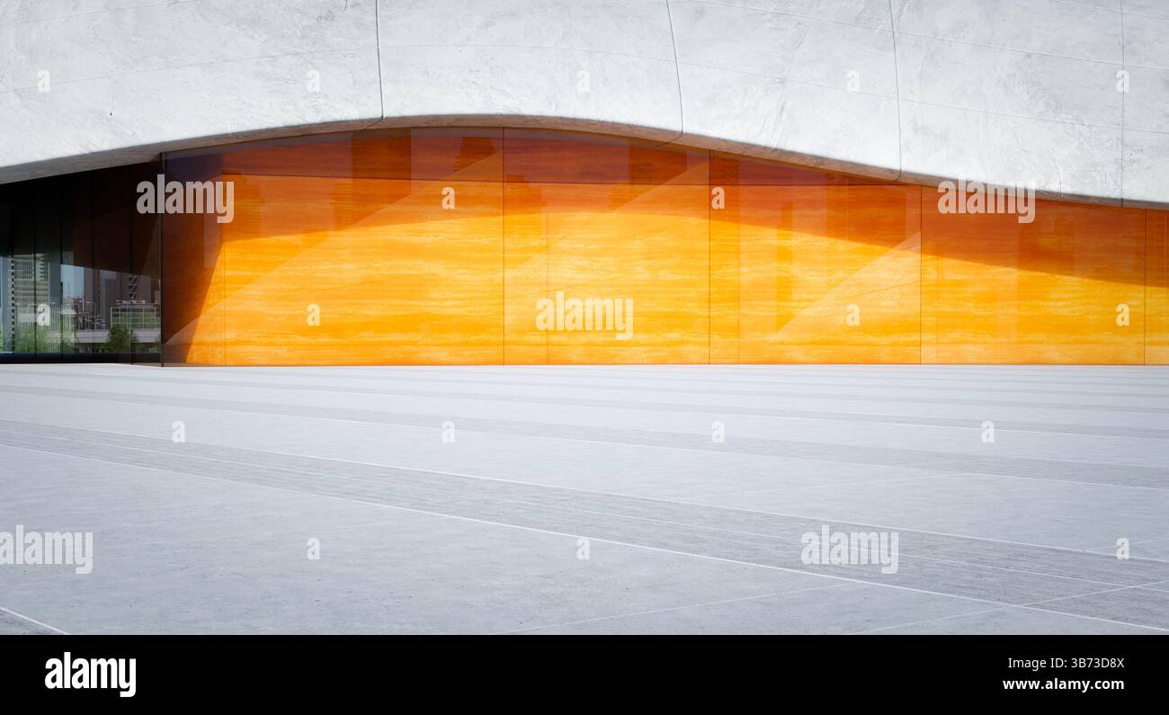 Orangefarbene Glasfassade eines modernen Gebäudes mit Betonwand und Fliesenboden, die Sonnenlicht reflektieren. 3D-Rendering Stockfoto