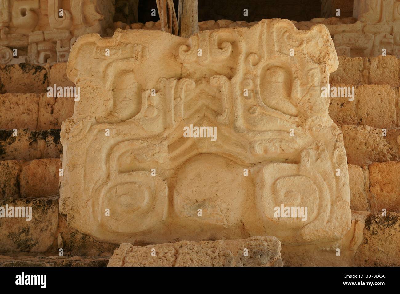 Mexiko. Yucatan. Ek Balam. Dekorative Stuckschnitzerei in der Akropolis. Stockfoto