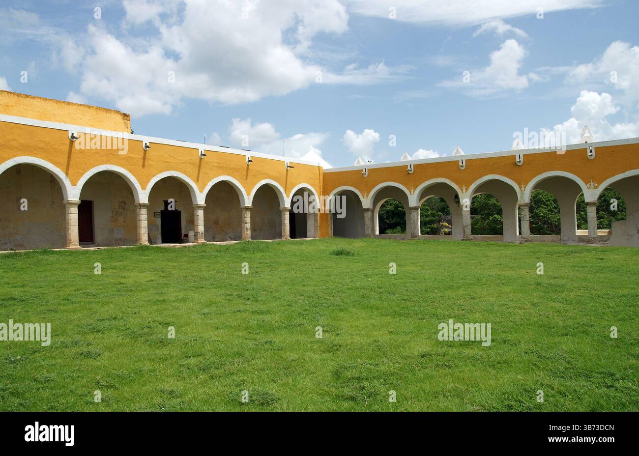 Mexiko. Yucatan. Izamal. Kloster des heiligen Antonius von Padua. Terrasse aus dem 16. Jahrhundert. Spanischer Kolonialstil. Stockfoto