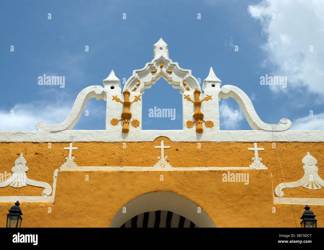 Mexiko. Yucatan. Izamal. Kloster des heiligen Antonius von Padua. Eingang aus dem 16. Jahrhundert. Spanischer Kolonialstil. Stockfoto