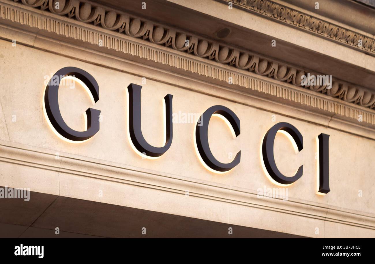 Gucci Luxusmarke Logo – das berühmte italienische Designerlabel ist bekannt für Handtaschen, gebrauchsfertige Kleidung, Parfüm, Schuhe und Schmuck. Stockfoto