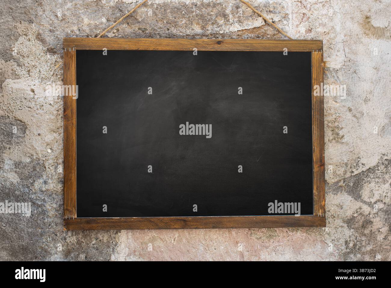 Leere Tafel mit Holzrahmen an Betonwand. Hochwertige Fotos Stockfoto