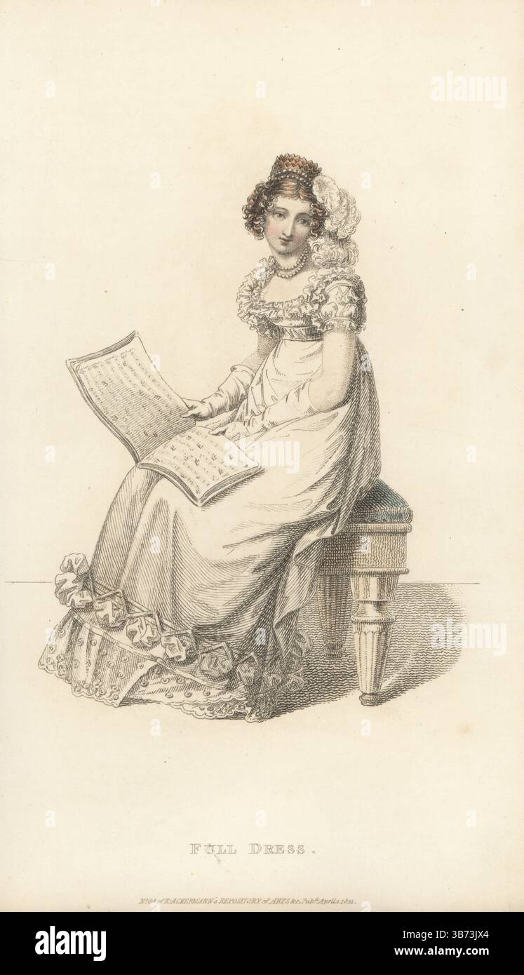 Modische Frau in der Oper mit Notenbuch. Rundes Kleid aus Urling's Netz über weißem Satin-Slip, Saum mit voller Spitze, weißem Satin-Rouleau und Demi-Lutschtabletten aus Spitze. Haare in Ringellocken unter einem Perlsichelkopf mit Straußenfedern. Satin-Schuhe und Kinderhandschuhe. Ganzkleid, Platte 23. Entwurf von Miss Pierpoint, 9 Henrietta Street, Covent Garden, Erfinder des Korsetts in La Grecque. Handkolorierter Kupferstich von Thomas Uwins alias Arbiter Elegantiarum aus Rudolph Ackermann's Repository of Arts, Strand, London, 1. April 1821. Stockfoto